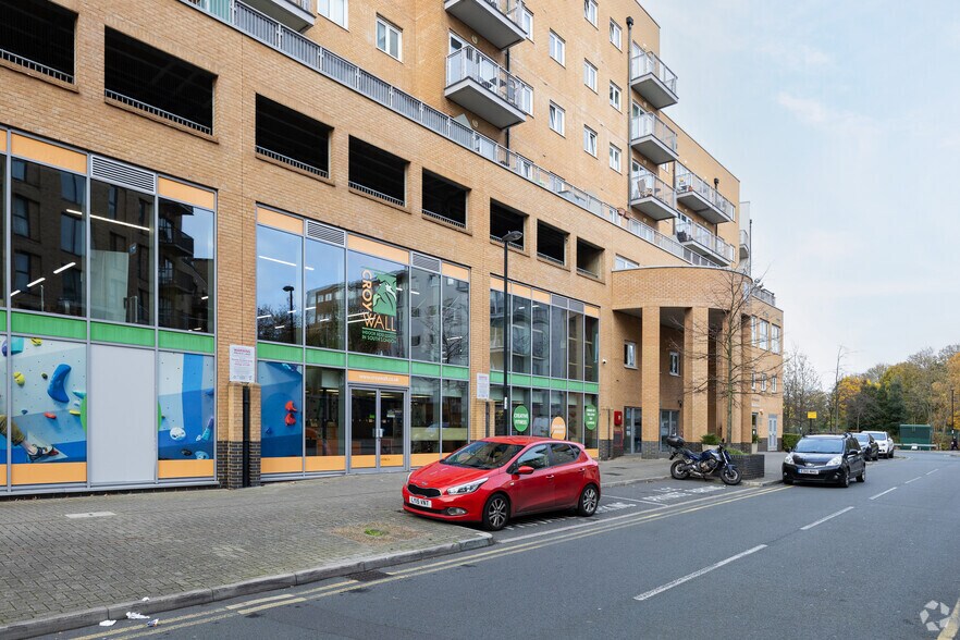 11-19 Whitestone Way, Croydon à vendre - Photo de l’immeuble – Image 3 sur 3