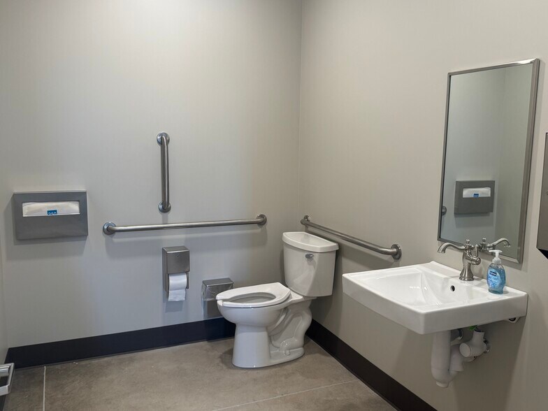 110 Stillwell Ave, Tillamook, OR à louer - Photo de l’immeuble – Image 3 sur 6