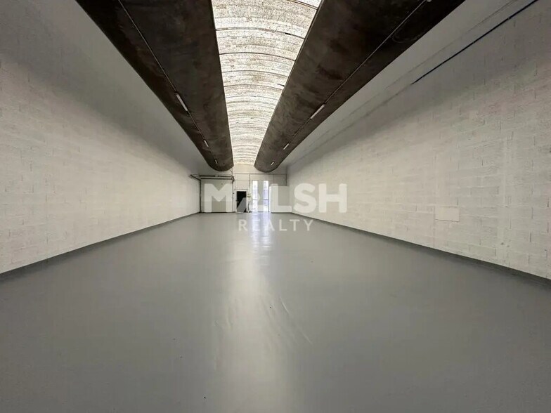 Local d’activités dans Saint-Priest à louer - Photo de l’immeuble – Image 1 sur 5