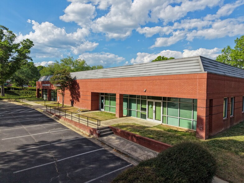 800 Springfield Commons Dr, Raleigh, NC à louer - Photo de l’immeuble – Image 2 sur 13