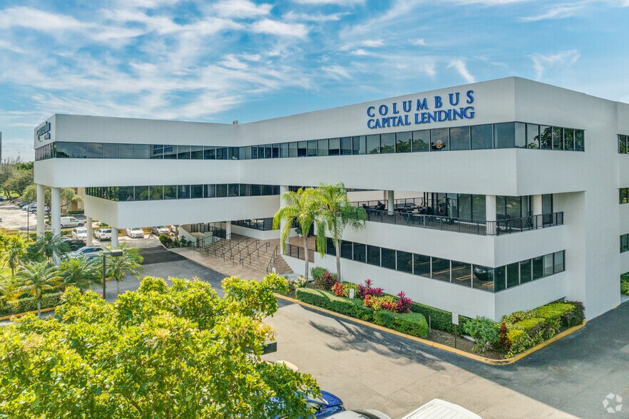 14750 NW 77th Ct, Miami Lakes, FL à louer - Photo de l’immeuble – Image 3 sur 27