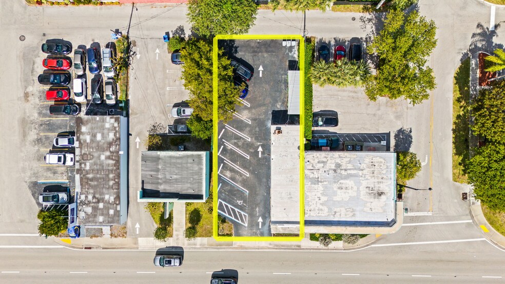 1649 E Sample Rd, Pompano Beach, FL à louer - Photo de l’immeuble – Image 2 sur 13