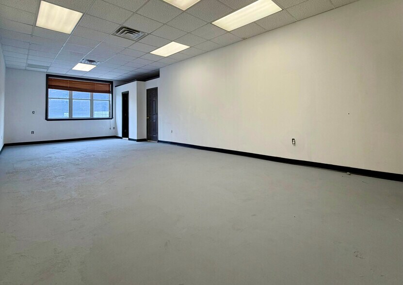 18-17 42nd St, Astoria, NY à louer - Photo de l’immeuble – Image 3 sur 24