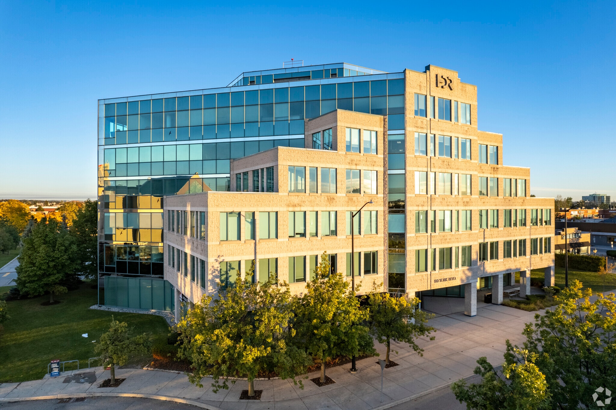 100 York Blvd, Richmond Hill, ON à louer Photo principale– Image 1 sur 15