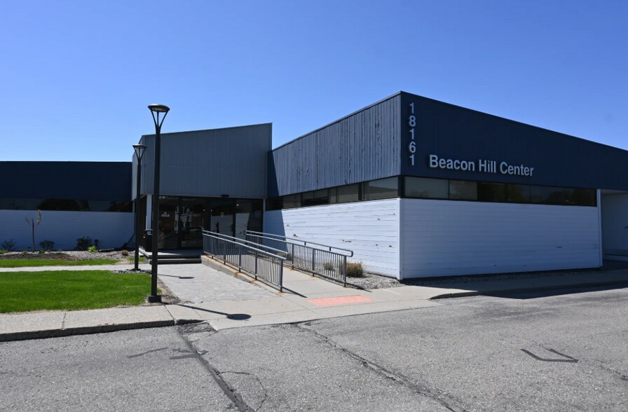 18161 W 13 Mile Rd, Southfield, MI à louer - Photo de l’immeuble – Image 3 sur 6