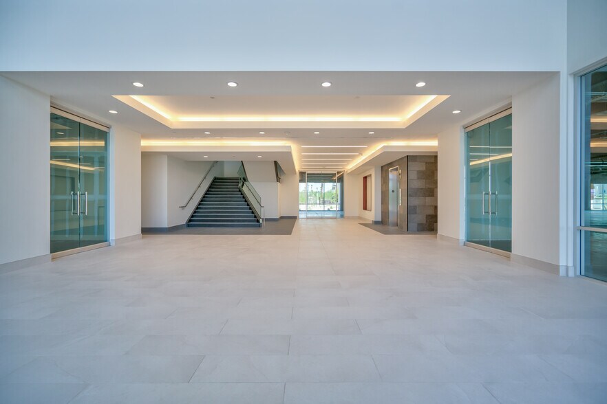 350 N McClintock Dr, Chandler, AZ à louer - Photo de l’immeuble – Image 2 sur 8