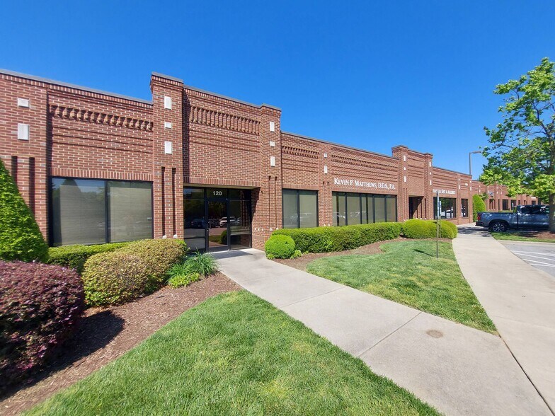 4210 N Roxboro Rd, Durham, NC à louer - Photo de l’immeuble – Image 1 sur 16