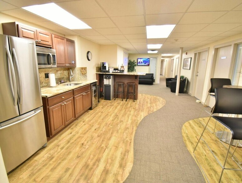 336 Baker Ave, Concord, MA à louer - Photo intérieure – Image 3 sur 12