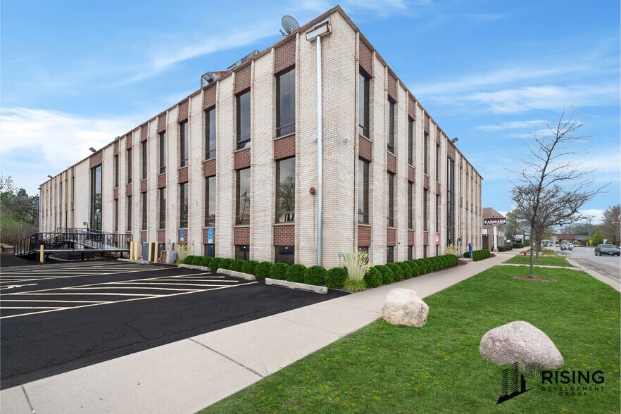 10001 W Roosevelt Rd, Westchester, IL à vendre - Photo de l’immeuble – Image 2 sur 33