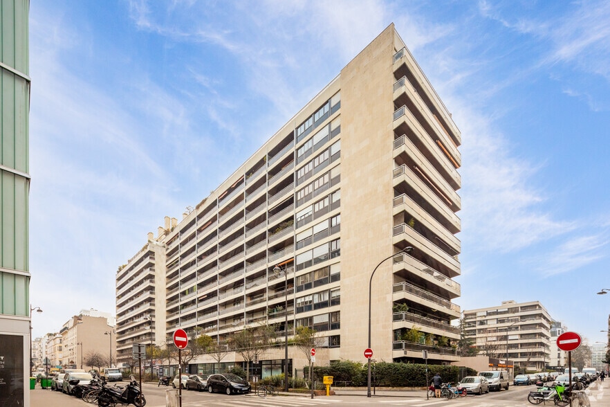 Immeuble residentiel dans Paris à vendre - Photo principale – Image 1 sur 3