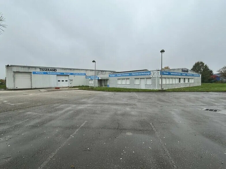 Local d’activités dans Crissey à louer - Photo de l’immeuble – Image 2 sur 4