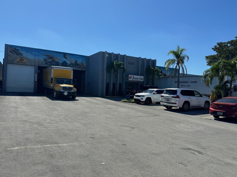 8300 NW 70th St, Miami, FL à louer - Photo de l’immeuble – Image 2 sur 11