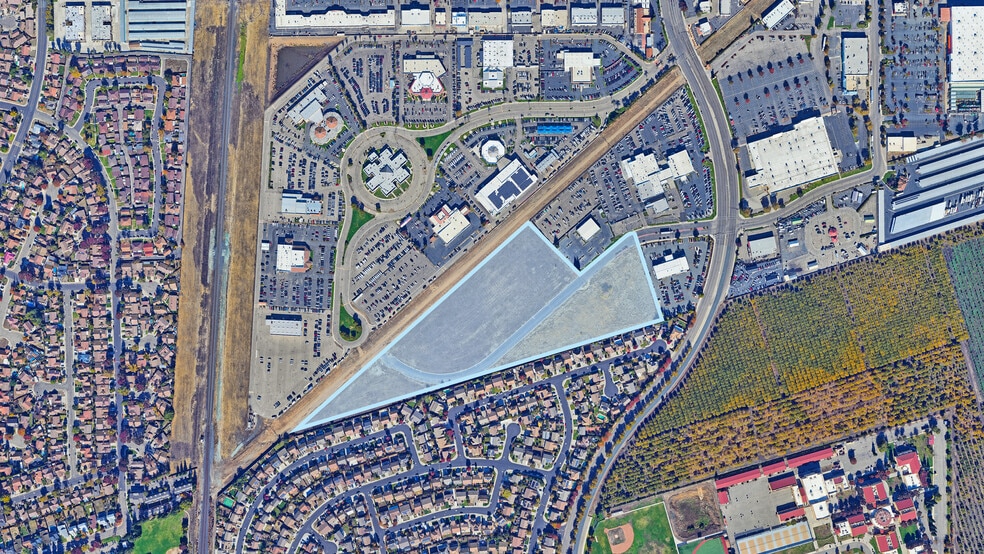 Valley Oak Residences | 193 Units portefeuille de 3 biens à vendre sur LoopNet.fr - Photo de l’immeuble – Image 2 sur 5