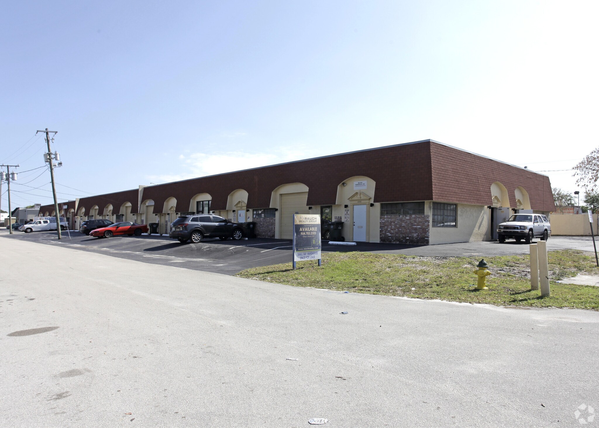 4310-4326 NE 5th Ter, Oakland Park, FL à louer Photo principale– Image 1 sur 6
