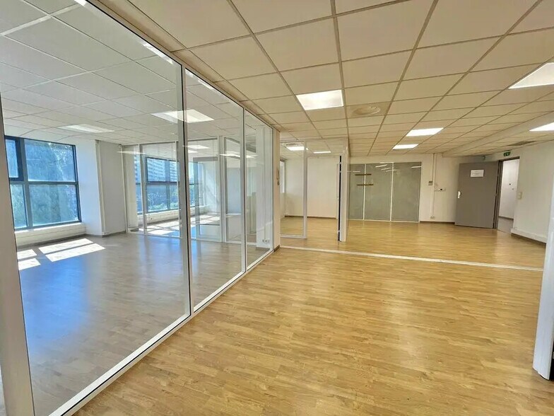 Bureau dans Villeneuve-Loubet à louer - Photo de l’immeuble – Image 3 sur 5