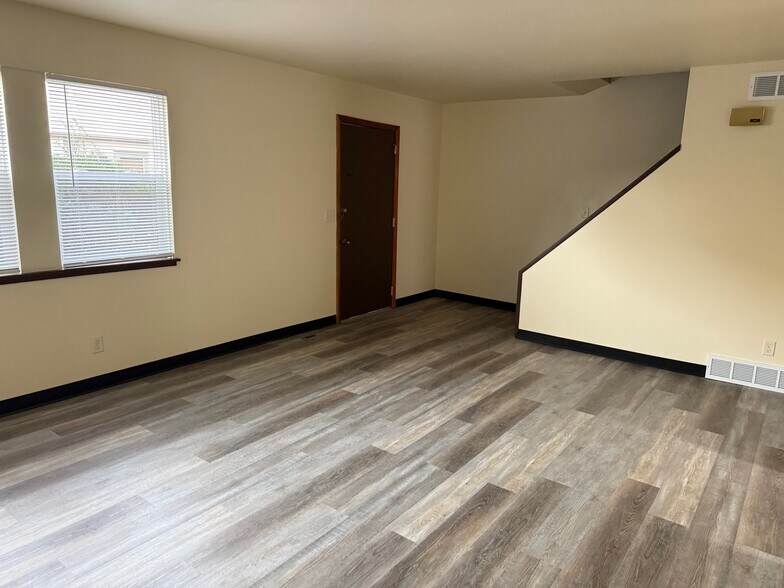 65 Locust St, Galesburg, IL à vendre - Photo intérieure – Image 3 sur 5