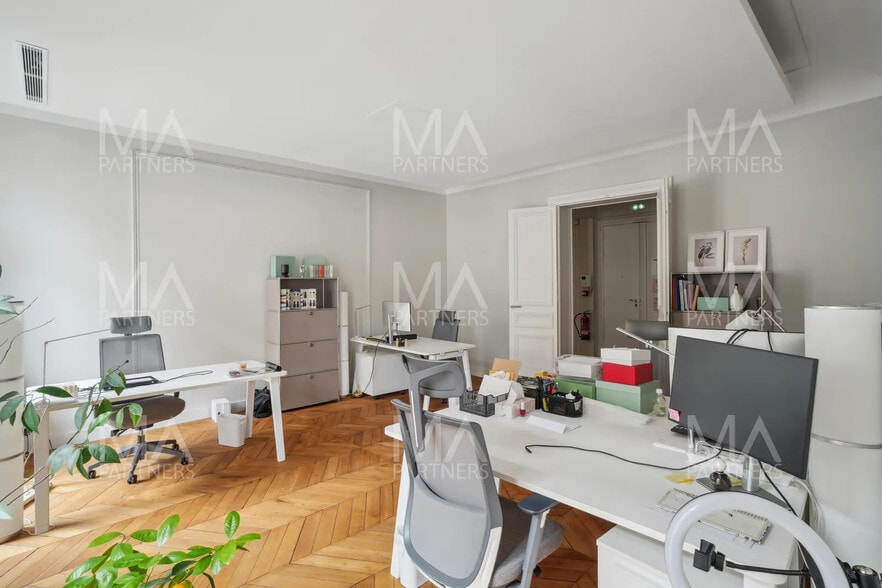 14 Rue Clément Marot, Paris à vendre - Photo de l’immeuble – Image 3 sur 11