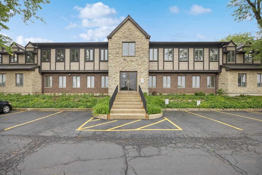 2050 Larkin Ave, Elgin, IL à louer - Photo de l’immeuble – Image 2 sur 15