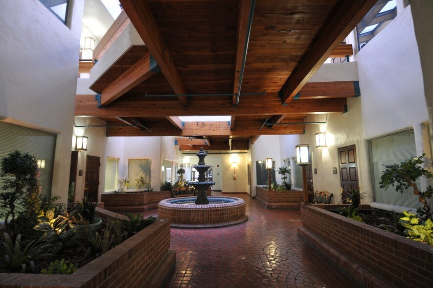 2310 Paseo Del Prado, Las Vegas, NV à louer - Hall d’entrée – Image 3 sur 38