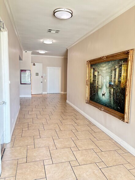 855 N Lark Ellen Ave, West Covina, CA à louer - Photo de l’immeuble – Image 3 sur 5