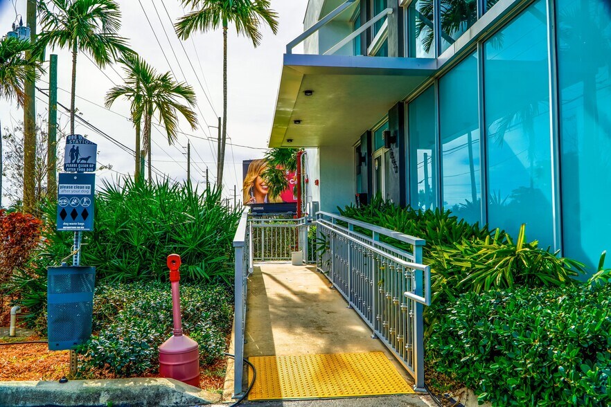 18650 Biscayne Blvd, Aventura, FL à louer - Photo de l’immeuble – Image 3 sur 4