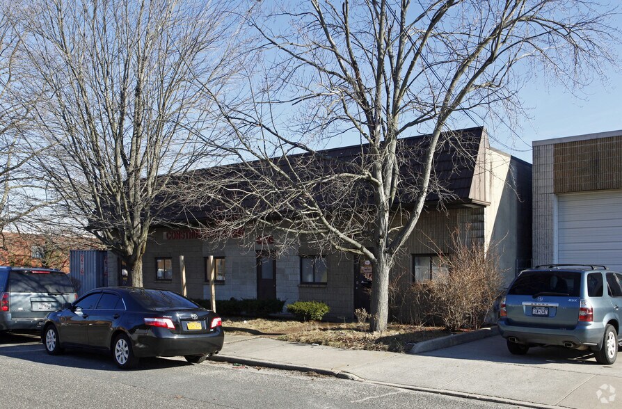 510 Manhattan Ave, West Babylon, NY à vendre - Photo principale – Image 1 sur 3