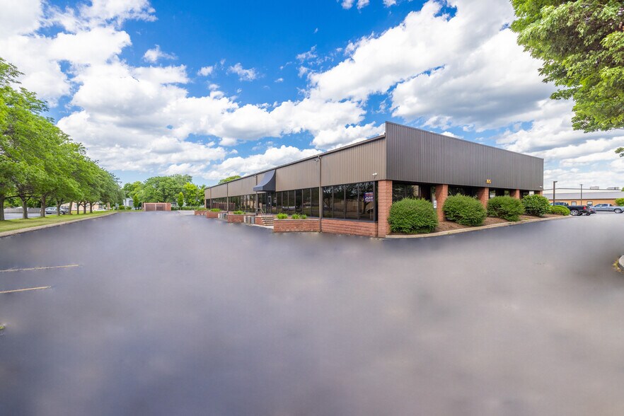 105 Despatch Dr, East Rochester, NY à louer - Photo de l’immeuble – Image 3 sur 15