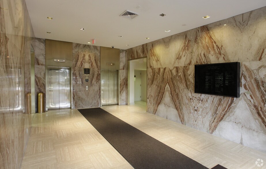 1000 Northern Blvd, Great Neck, NY à louer - Hall d’entrée – Image 3 sur 6