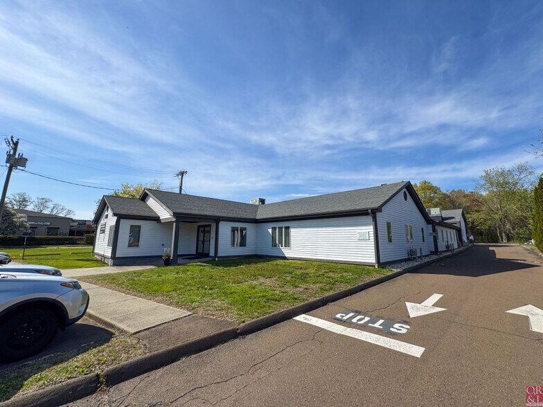 669 Boston Post Rd, Guilford, CT à louer - Photo de l’immeuble – Image 1 sur 20