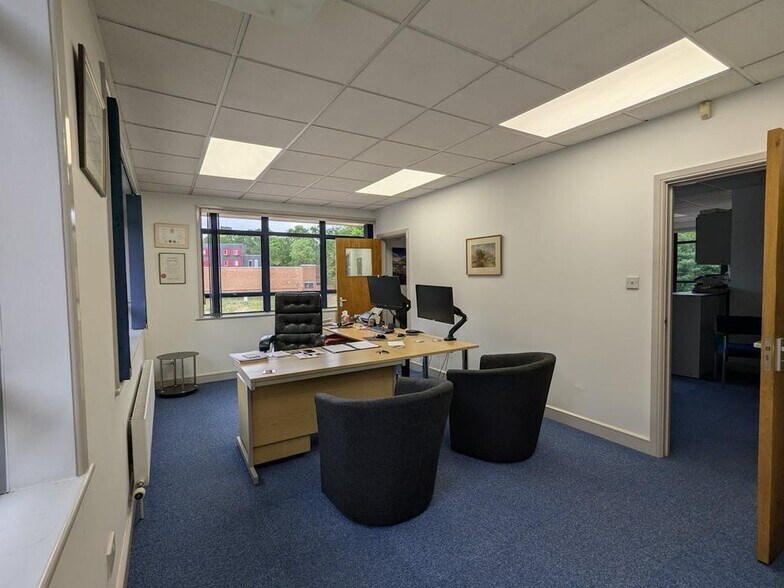 Walnut Tree Clos, Guildford à louer - Photo de l’immeuble – Image 3 sur 4