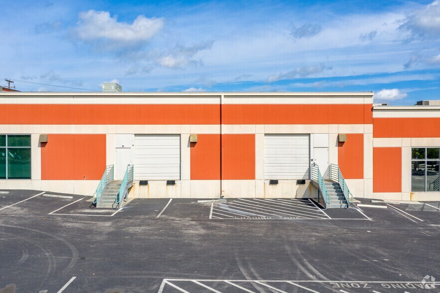 12508 Jones Maltsberger Rd, San Antonio, TX à louer - Photo de l’immeuble – Image 3 sur 29