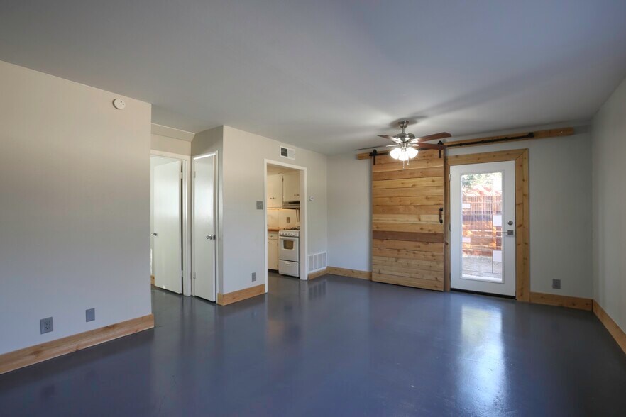 810 Locust Street, Denton, TX à vendre - Photo intérieure – Image 2 sur 39
