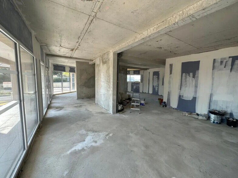 Local d’activités dans Fréjus à louer - Photo de l’immeuble – Image 1 sur 5