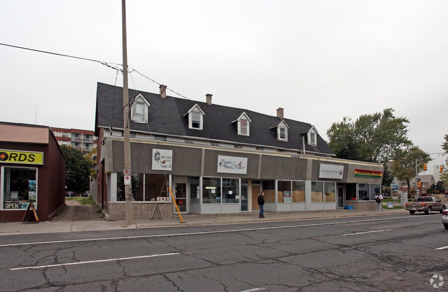 134-142 Simcoe St S, Oshawa, ON à vendre - Photo de l’immeuble – Image 3 sur 4