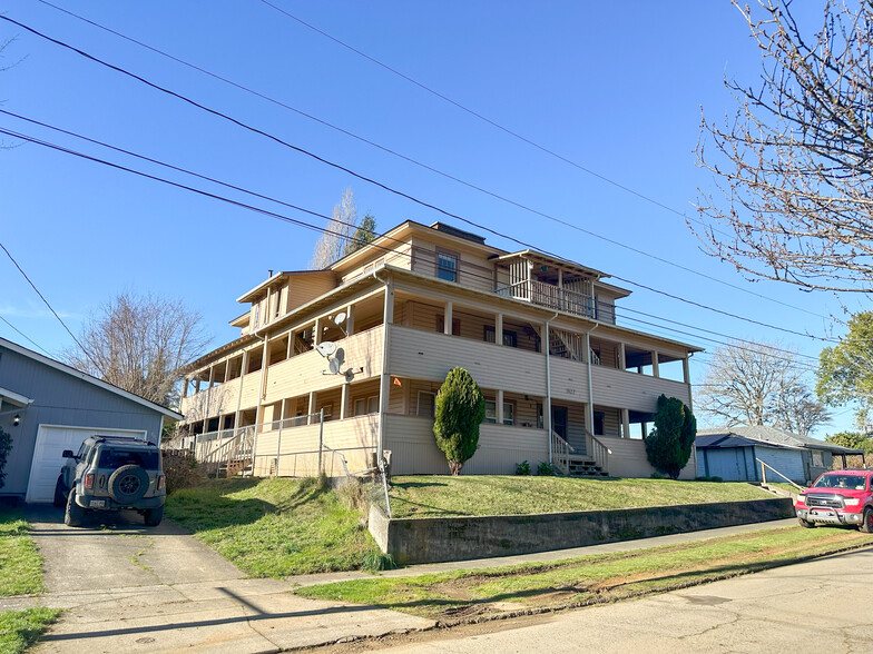 907 N Dean St, Coquille, OR à vendre - Photo de l’immeuble – Image 1 sur 9