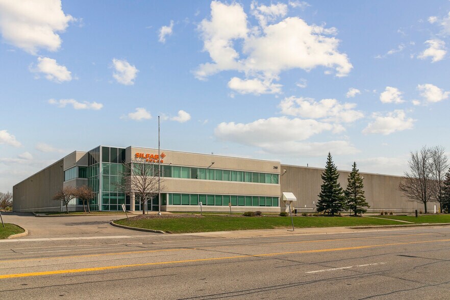 240 Courtneypark Dr E, Mississauga, ON à louer - Photo de l’immeuble – Image 2 sur 25