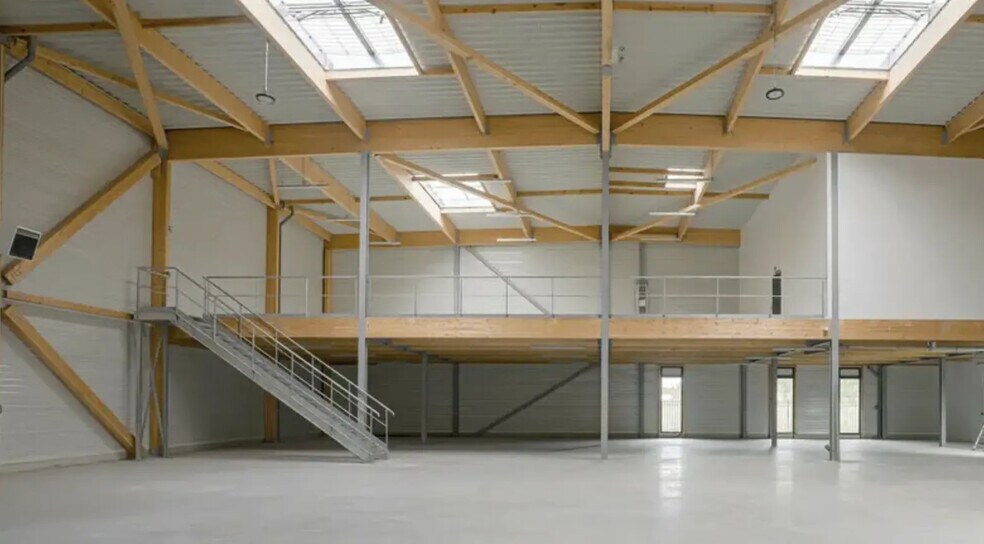 Local d’activités dans Chanteloup-en-Brie à louer - Photo de l’immeuble – Image 3 sur 5