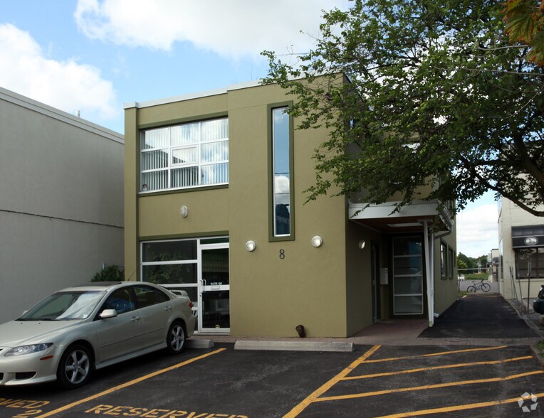 8 Brentcliffe Rd, Toronto, ON à vendre - Photo de l’immeuble – Image 2 sur 6