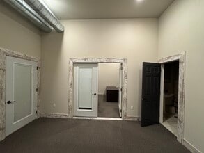 203 E Wisconsin Ave, Oconomowoc, WI à vendre Photo intérieure– Image 2 sur 9