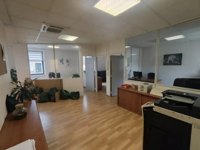 Plus de détails pour 19 Avenue Des Indes, Les Ulis - Bureau à vendre