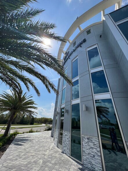 13704 Village Lakeview Ave, Windermere, FL 34786, Windermere, FL à louer - Photo de l’immeuble – Image 1 sur 12