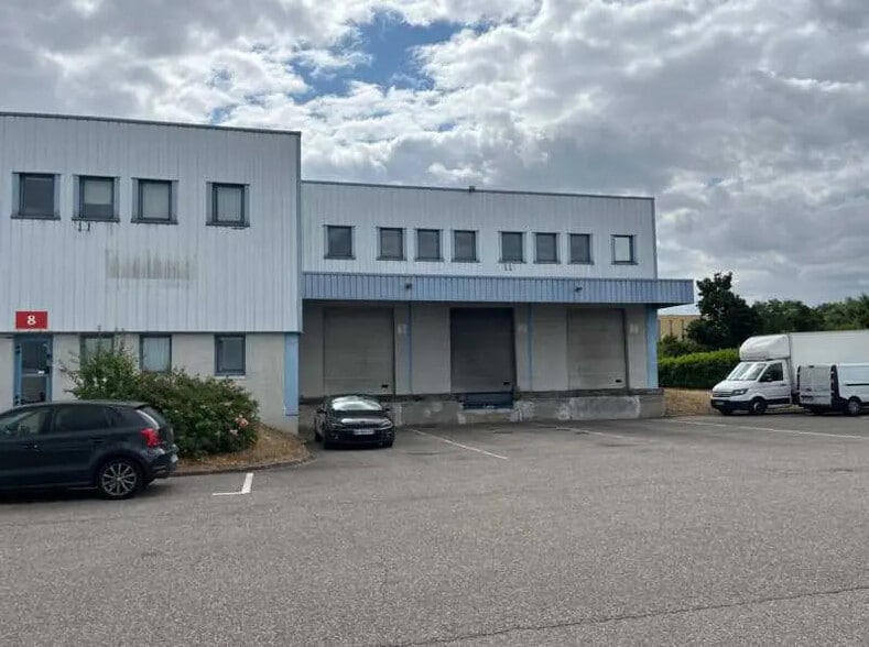 66 Avenue Des Freres Montgolfier, Genas à louer - Photo de l’immeuble – Image 2 sur 11