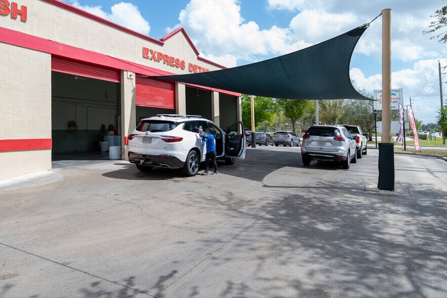 8090 Gladiolus Dr, Fort Myers, FL à vendre - Photo de l’immeuble – Image 3 sur 40