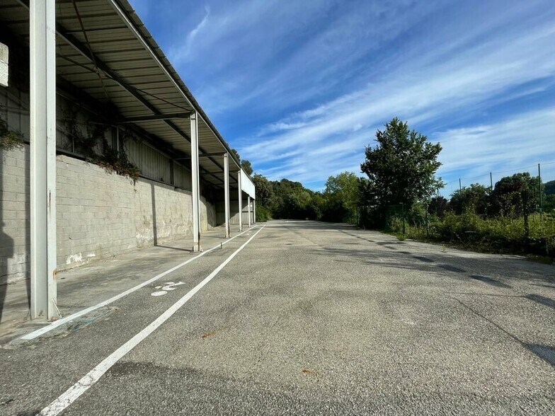 Local commercial dans La Roquette-sur-Siagne à louer - Photo de l’immeuble – Image 3 sur 12