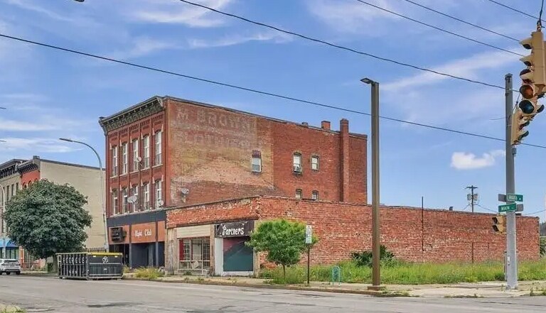 2107 Main St, Niagara Falls, NY à vendre Photo de l’immeuble– Image 1 sur 19