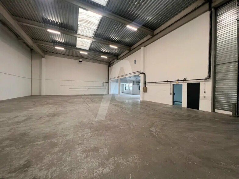 Local d’activités dans Ivry-sur-Seine à louer - Photo de l’immeuble – Image 3 sur 5