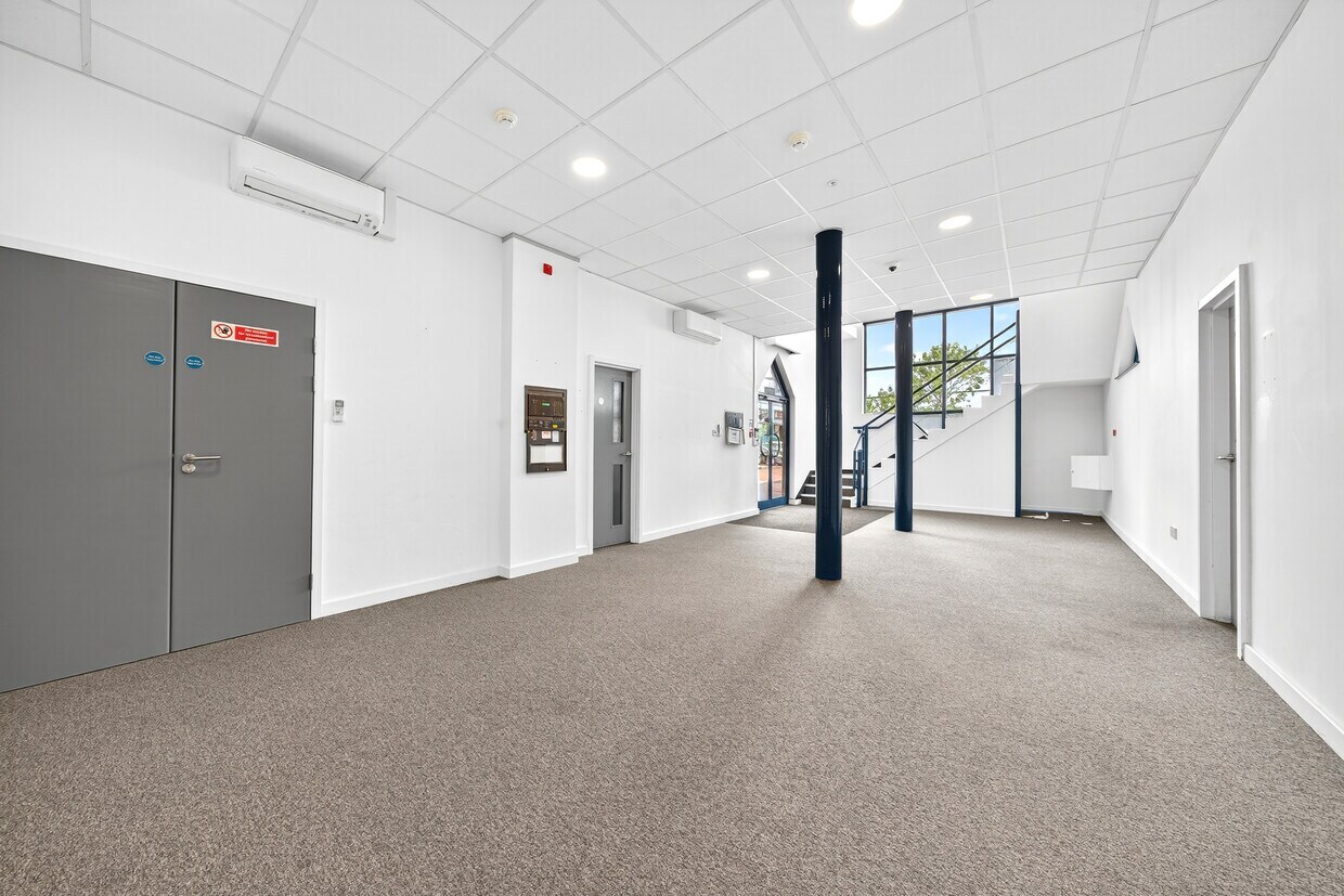 Edinburgh Way, Harlow, ESS CM20 2BN - Lot 7 - - Photo intérieure - Image 1 of 6