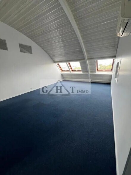 Bureau dans Saint-Ouen-sur-Seine à louer - Photo de l’immeuble – Image 2 sur 11