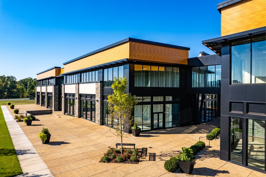 Bram Quarter - Local commercial