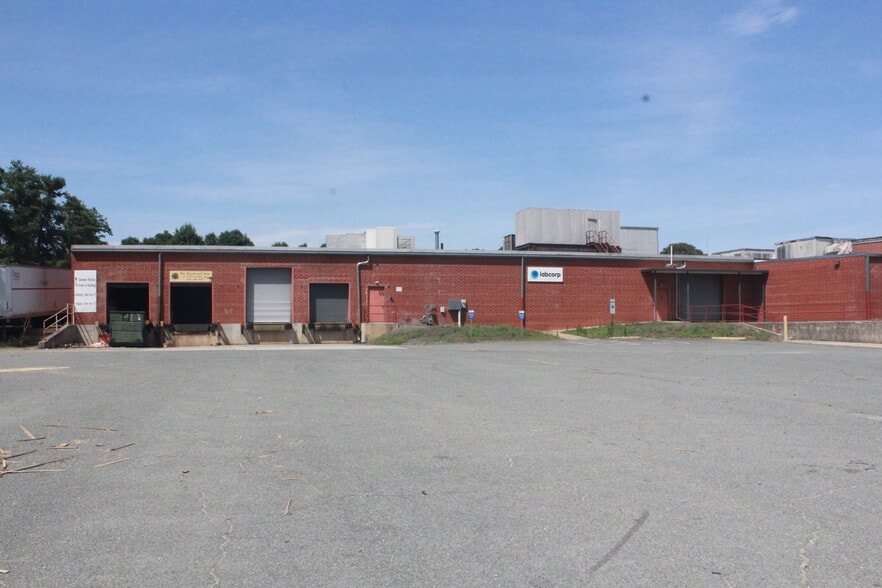 106 E Railroad Ave, Gibsonville, NC à vendre - Photo de l’immeuble – Image 3 sur 5